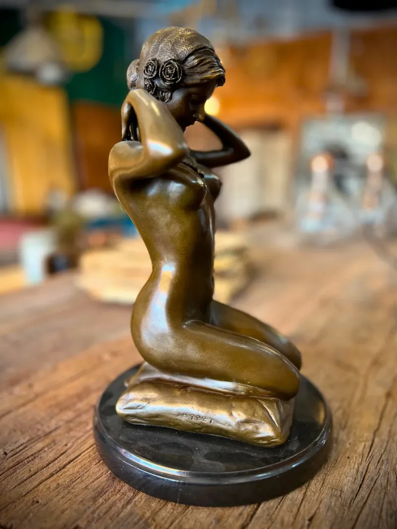 Sculpture Art Nouveau en bronze avec des détails naturels et une finition patinée