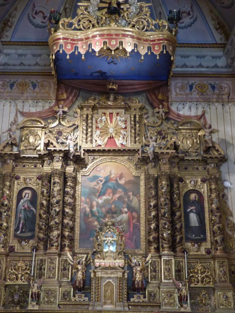 Détail d'une sculpture baroque représentant l'Assomption de la Vierge sur un autel d'église