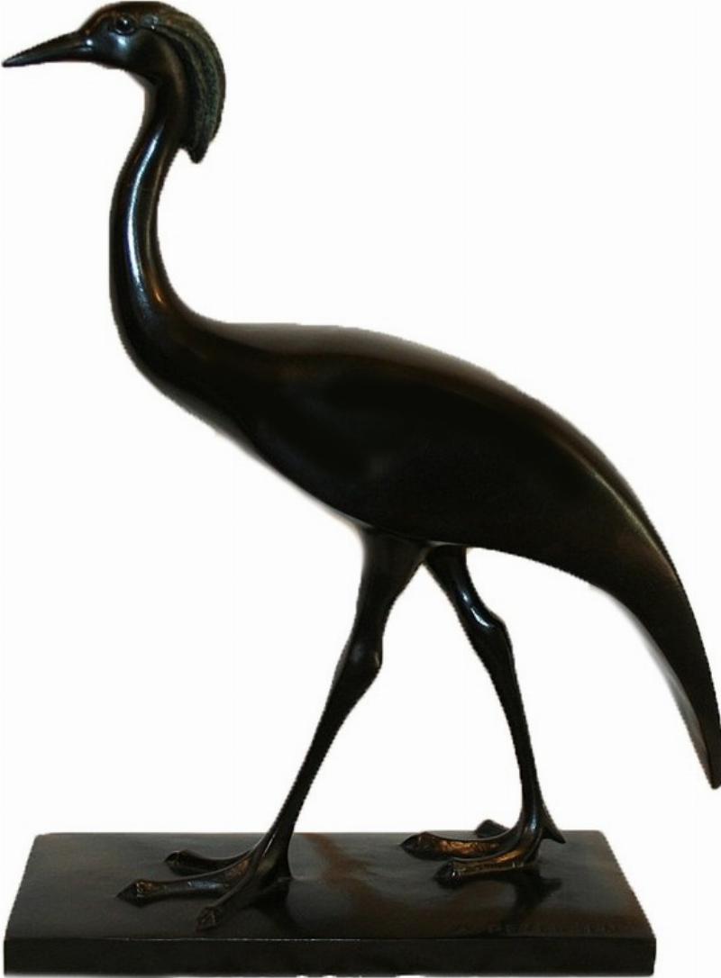 Une sculpture réaliste d'un animal sauvage en bois, accentuant les détails et textures naturelles, pour un art animalier contemporain.