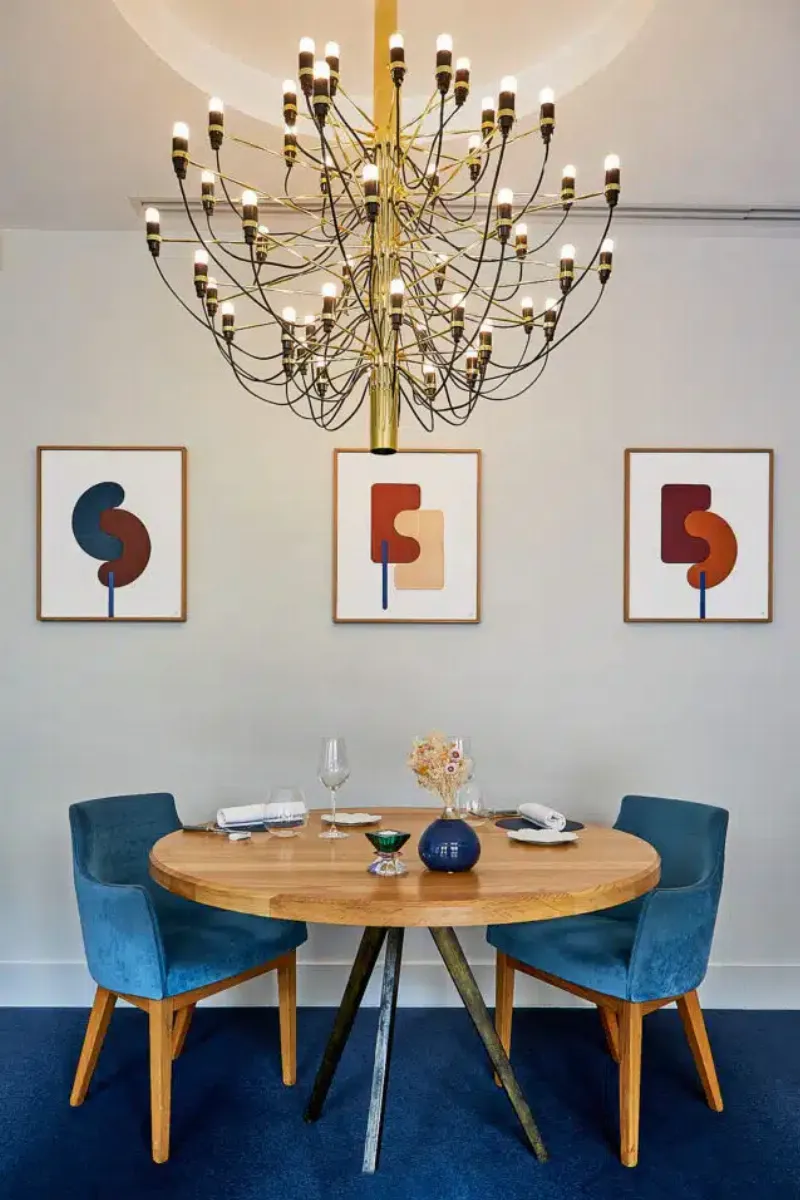 Une sculpture sur bois contemporaine française avec des formes abstraites et audacieuses