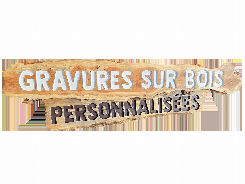 Sculpture bois personnalisée dans l'atelier d'un artiste, mettant en lumière le processus créatif