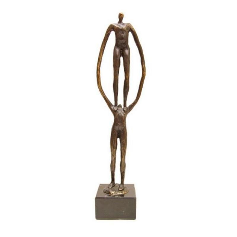 Statue en bronze d'une femme aux formes épurées, sur un piédestal minimaliste, style art contemporain