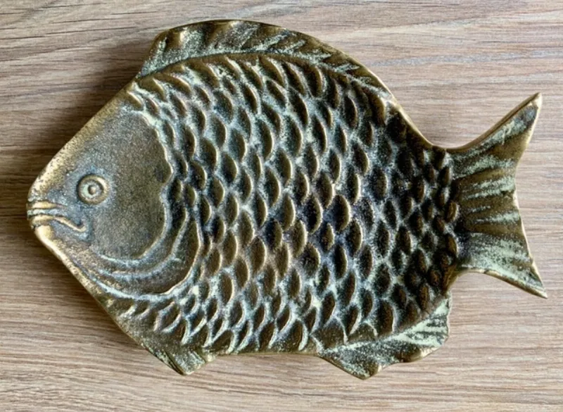 Sculpture bulldog futuriste et abstraite, utilisant des matériaux translucides et un éclairage LED, exposée dans une galerie d'art contemporain, symbolisant les nouvelles directions de l'art animalier