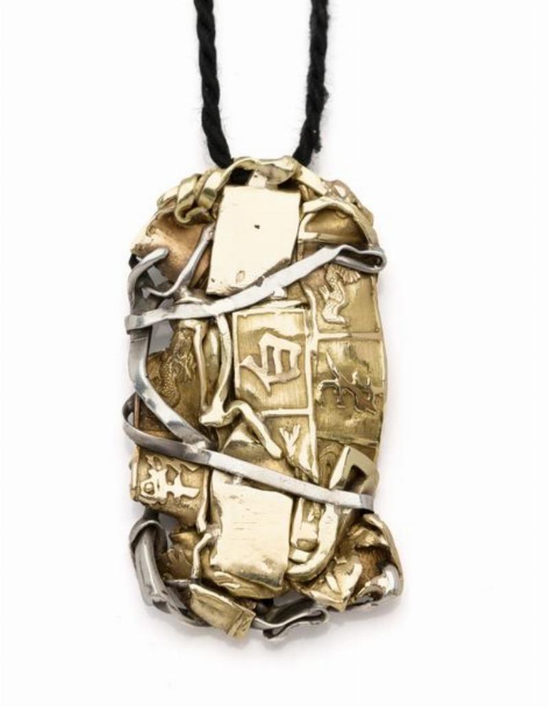 Œuvre emblématique de César : une compression de voiture, témoignant de son art de transformer les objets du quotidien.