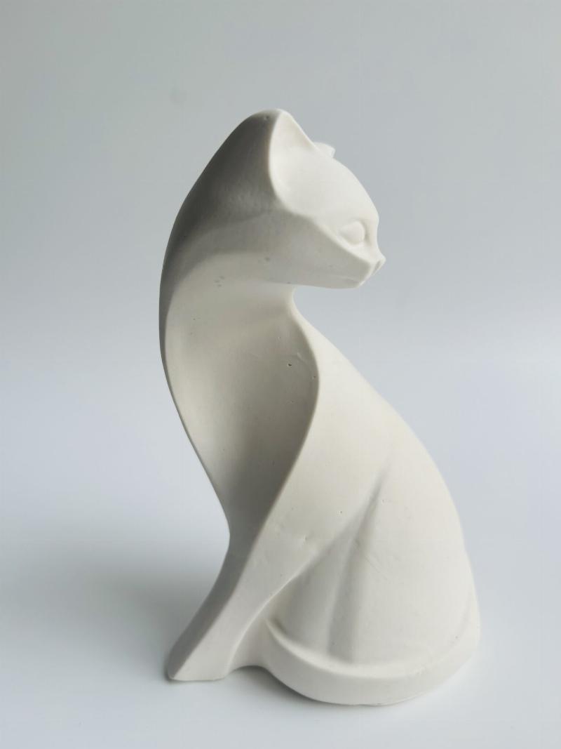 Sculpture de chat design contemporaine, aux lignes épurées, style moderne et élégant