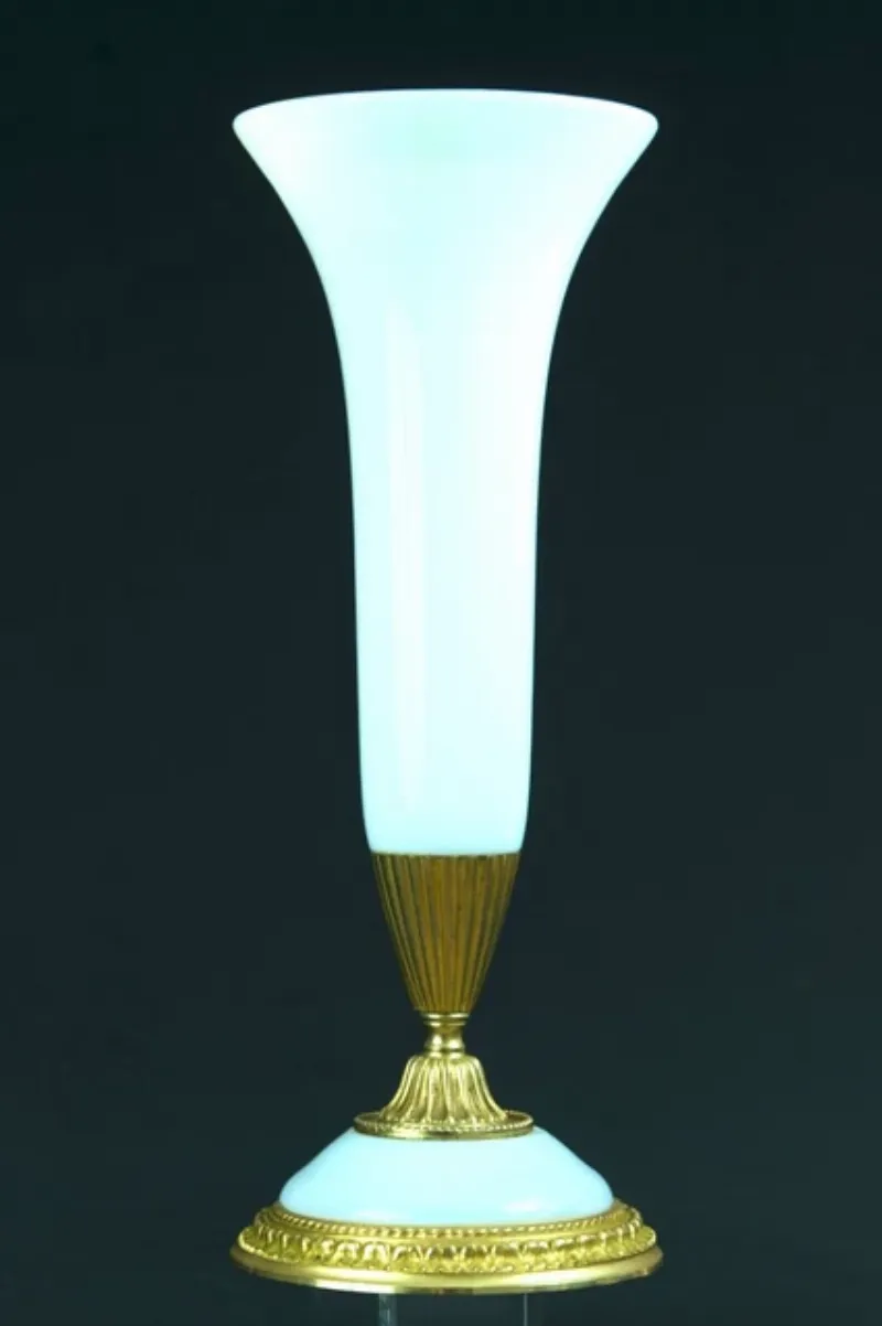 Sculpture contemporaine d'un chien bouledogue français en résine, aux couleurs vives et motifs géométriques, reflétant la lumière dans un décor moderne.