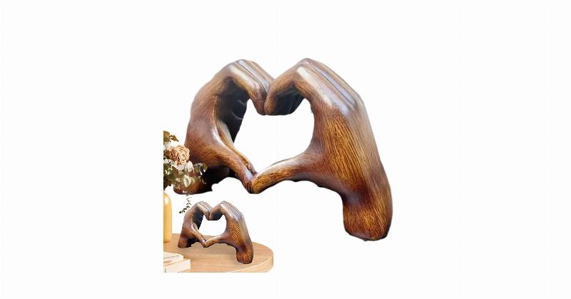 Sculpture abstraite en forme de cœur dans un jardin