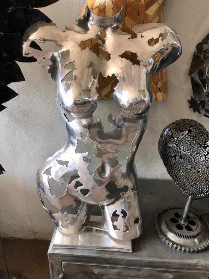 Sculpture contemporaine femme en métal abstrait, force et mouvement