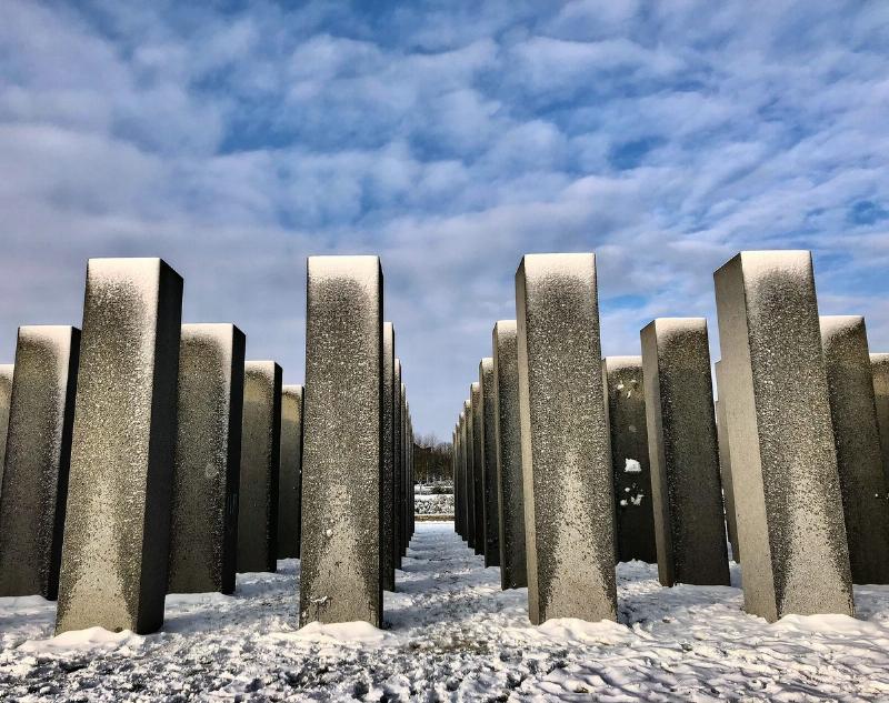 Sculpture française contemporaine, installation interactive dans un espace public urbain