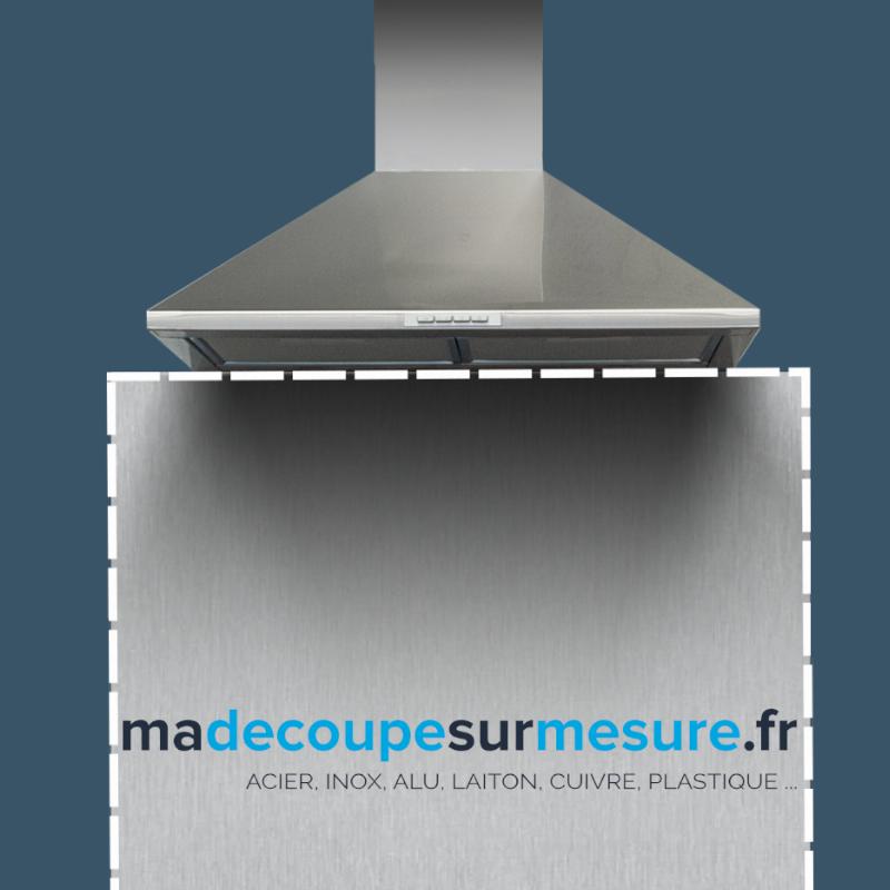 Une sculpture contemporaine en métal, réinterprétant des thèmes classiques avec une esthétique moderne.