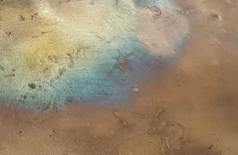 Détail d'une sculpture en cuivre, montrant la patine complexe et les textures variées