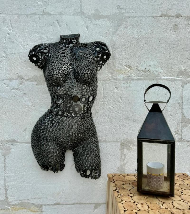 Sculpture écrou artistique en métal recyclé, une transformation créative d'objets industriels en œuvre d'art moderne