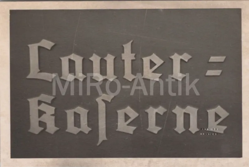 Une sculpture éléphantine moderne et abstraite, utilisant des matériaux recyclés, symbolisant la force et la durabilité dans l'art contemporain français