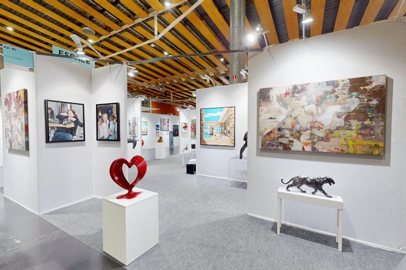 Sculpture contemporaine d'une femme ronde en bronze poli, capturant l'émotion et la sérénité avec des détails subtils.