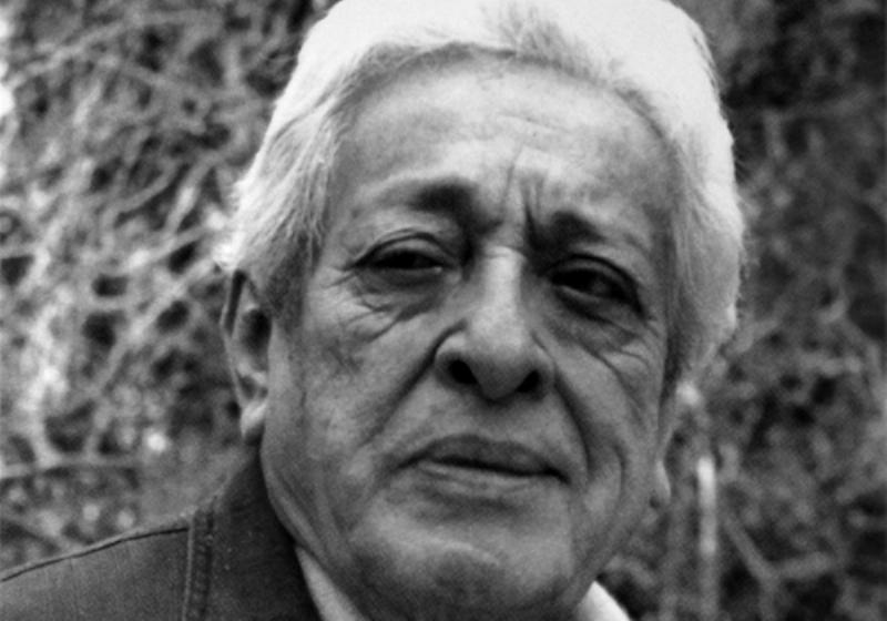 Une sculpture abstraite contemporaine en fer soudé exposée dans une galerie d'art moderne française.