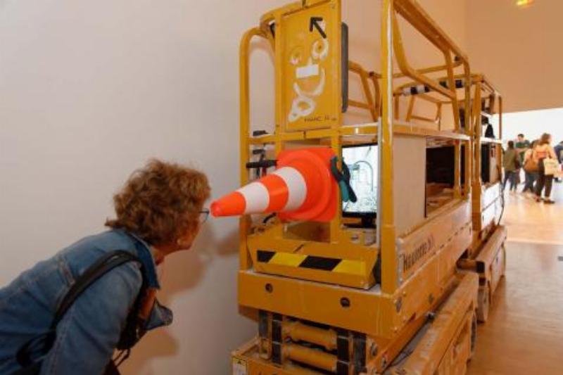 Scène d'atelier de création sculpture fil de fer, mettant en valeur les outils et le processus artistique