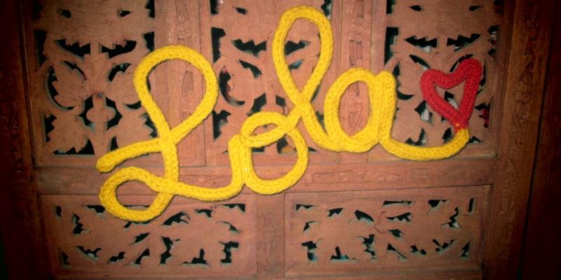 Atelier créatif montrant des participants réalisant des sculptures en fil de fer faciles, dans une ambiance conviviale.