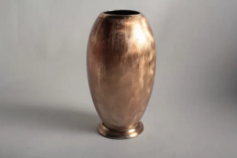 Une sculpture abstraite moderne en résine représentant un bouledogue français, installée dans un jardin contemporain, avec des lignes épurées et des couleurs vives, symbolisant la fusion de l'art classique et contemporain.