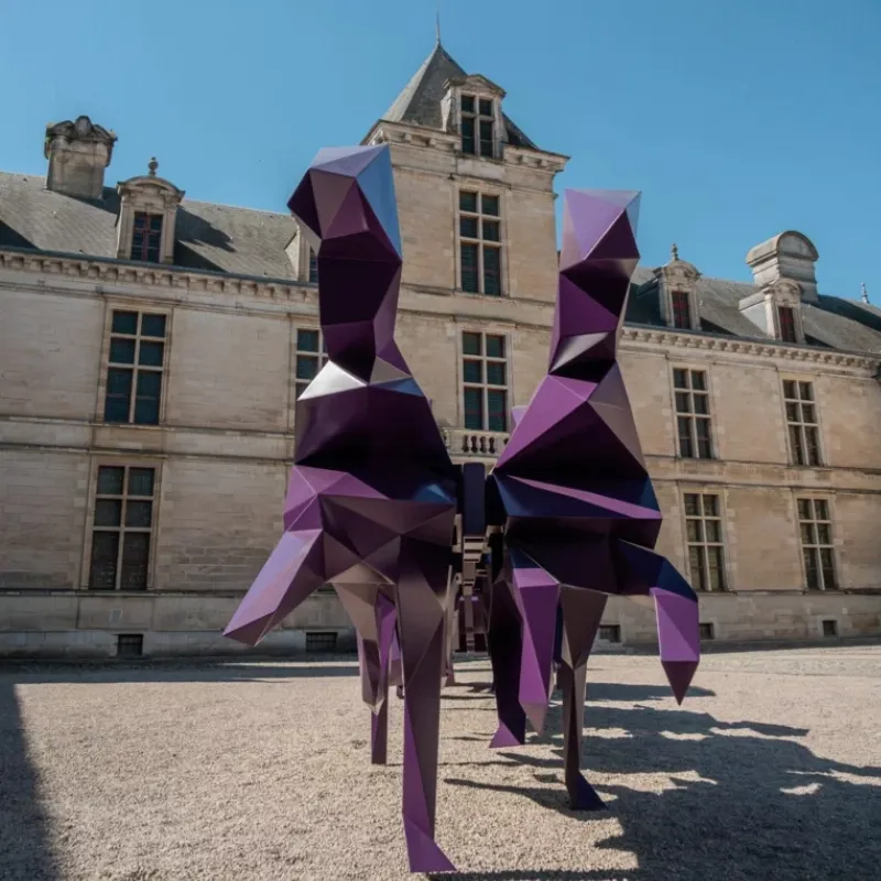 Sculpture française contemporaine : Installation immersive, dialogue avec l'espace