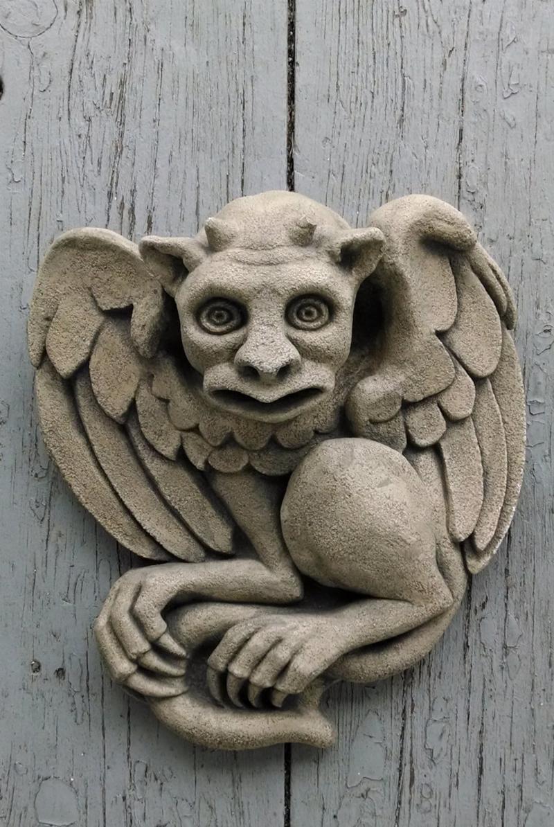 Sculpture de gargouille dragon médiévale en pierre, détails architecturaux français, art gothique