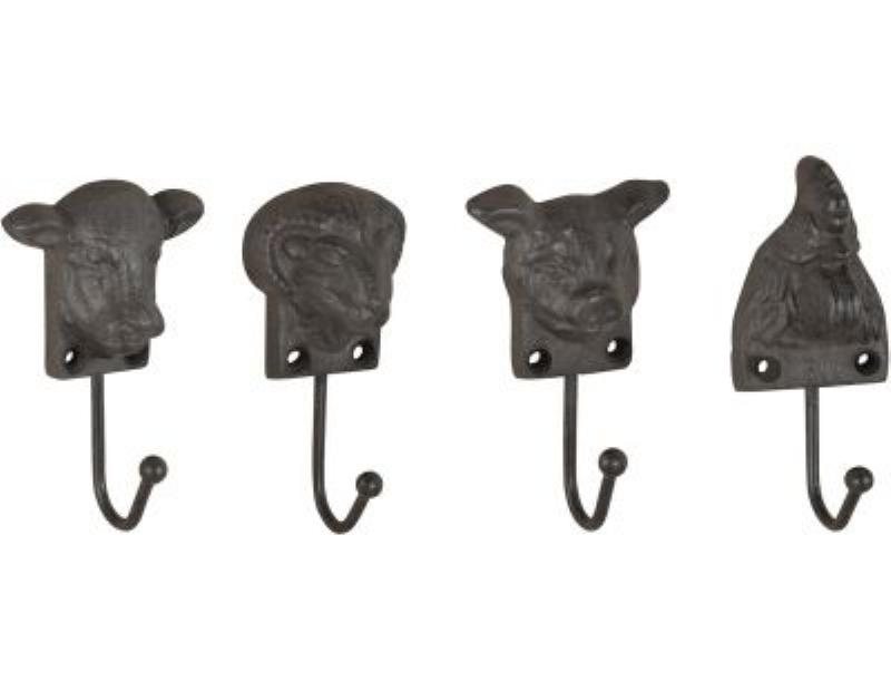 Une sculpture de girafe en bois sculpté à la main, avec des détails fins, dans un style rustique chic.