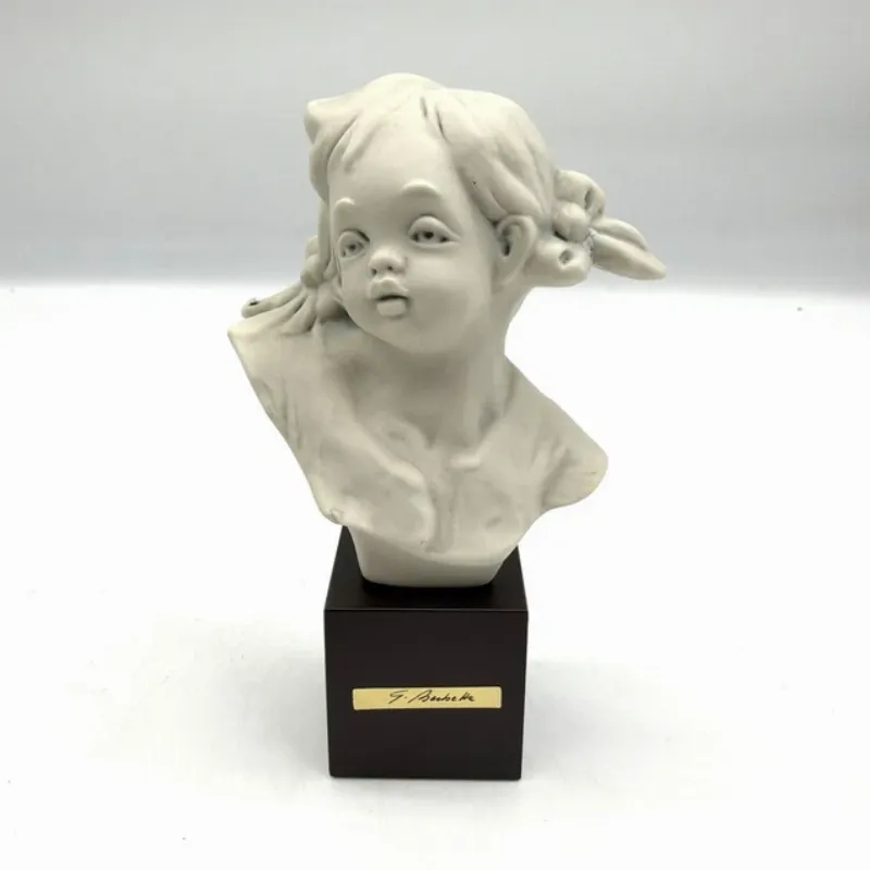 Une sculpture de gorille imposante en bronze, reflétant la force et la sérénité. Style réaliste avec des détails fins sur la musculature et le pelage.