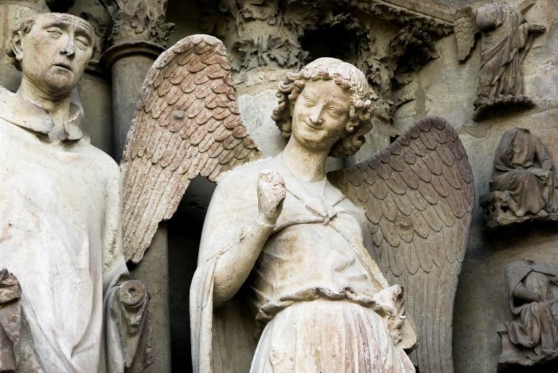 Detail sculpture gothique cathedral Reims figures expressives France patrimoine historique