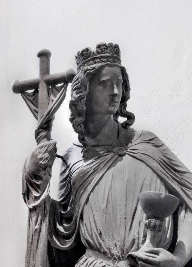 Sculpture gothique française, détails d'une cathédrale avec des figures expressives