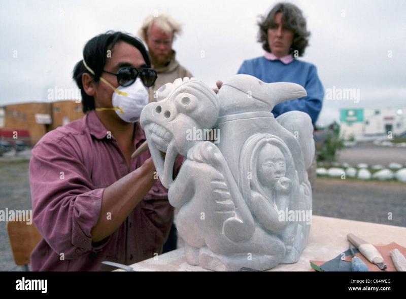 Sculpture inuit : Un ours blanc dansant en stéatite, chef-d'œuvre de l'art arctique