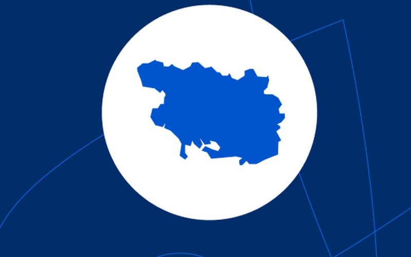 Éloi Lohé dans son atelier créant une sculpture moderne