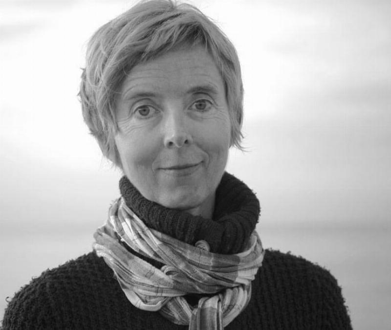 Un sculpteur travaillant minutieusement une statue en marbre dans un atelier