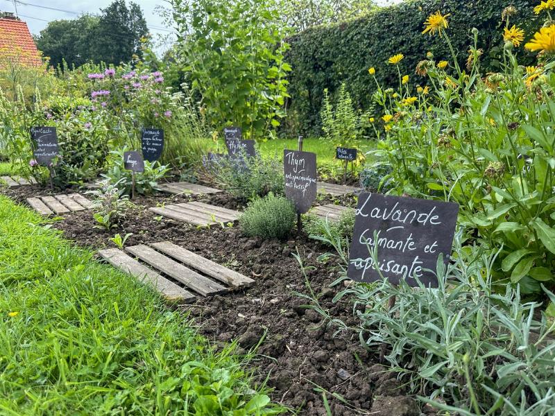 Sculpture métal contemporaine abstraite aux formes géométriques et courbes élégantes