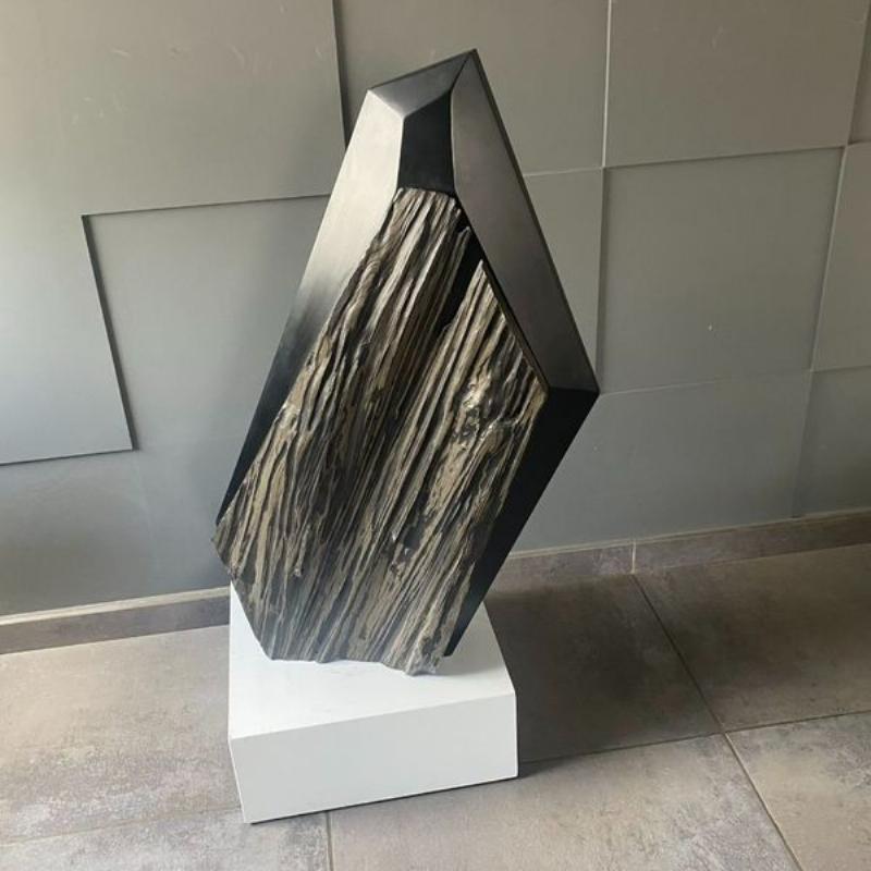 Sculpture métallique contemporaine abstraite, symbolisant l'innovation et l'art moderne français.