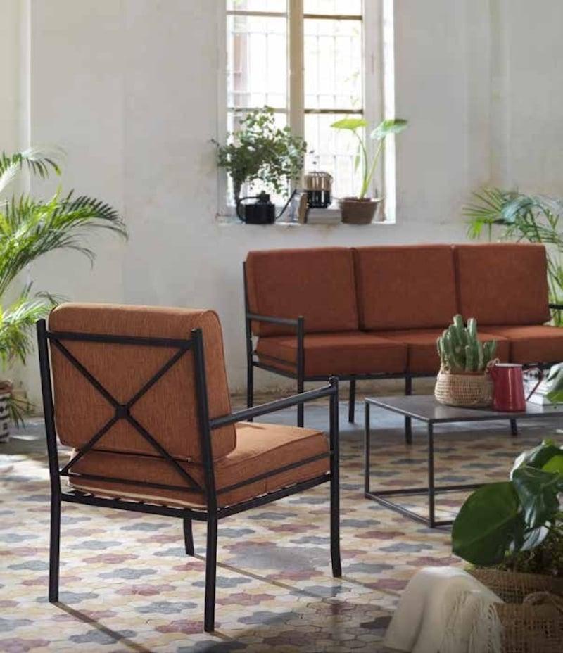 Sculpture en métal design contemporaine, abstraite et dynamique, reflétant l'ingéniosité artistique française.