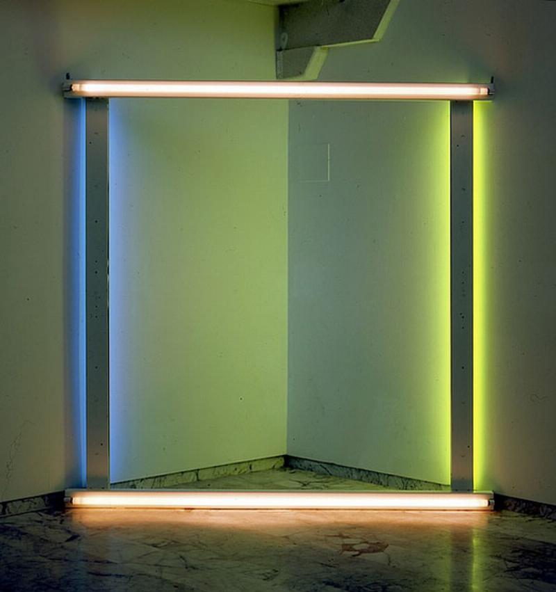 Une sculpture minimaliste contemporaine à l'intérieur d'un musée français, lignes épurées, dialogue avec l'architecture environnante.