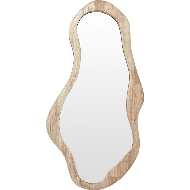 Sculpture murale en bois organique dans un intérieur moderne