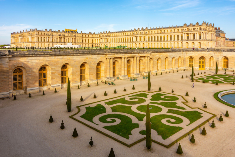 Sculpture mythologique majestueuse dans les jardins de Versailles, incarnant la grandeur du 17e siècle français