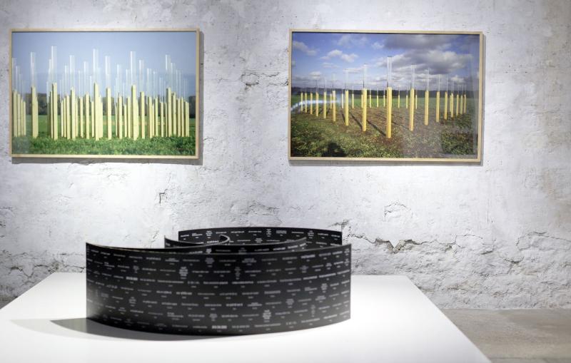 Sculpture noire contemporaine et minimaliste, intégrant des éléments architecturaux