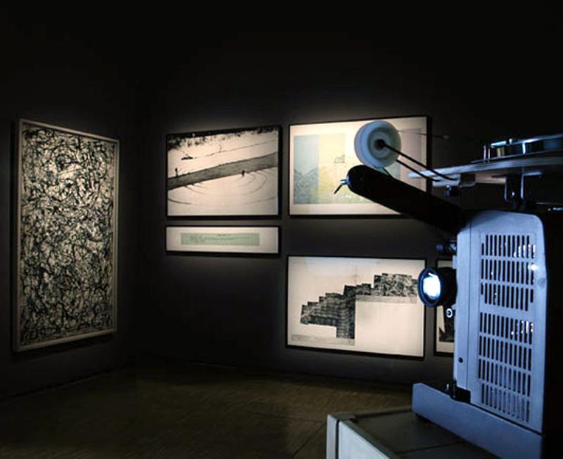 Sculpture numérique futuriste représentant une figure humaine en mouvement, inspirée par la fluidité.