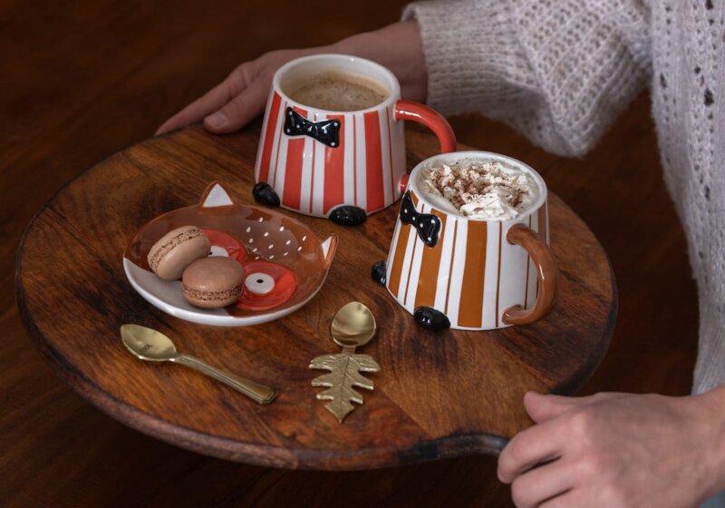 Petite sculpture d'oiseau en bois, posée sur une branche dans un jardin, ajoutant une touche de vie et de fantaisie à l'espace extérieur