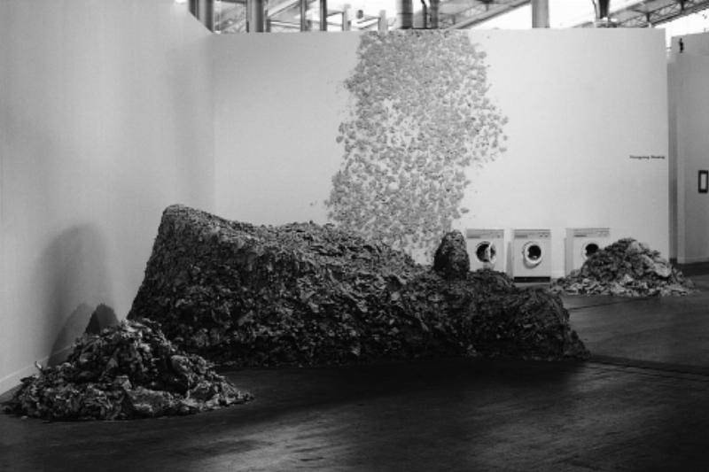 Une sculpture papier mâché contemporaine transmettant un message écologique fort