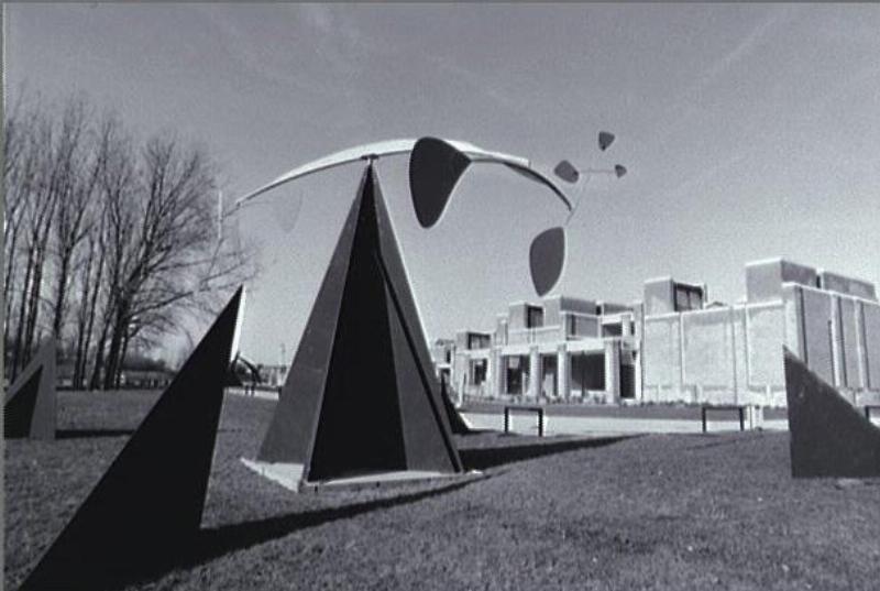 Sculpture monumentale de poisson en espace public, art urbain contemporain français