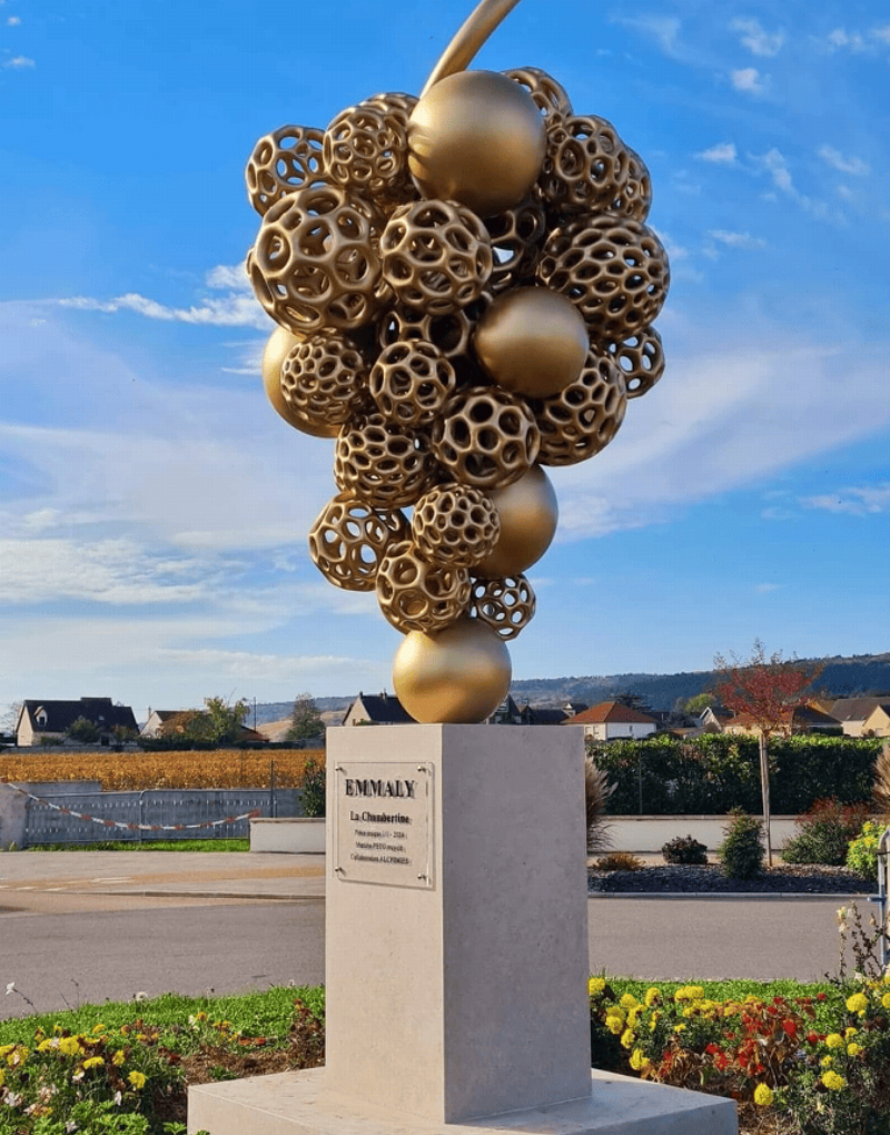 Sculpture monumentale en matériaux recyclés dans un espace public, un exemple d'art contemporain et écologique
