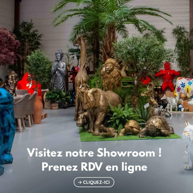 Sculpture gorille XXL en résine, résistant aux intempéries, installée dans un jardin moderne