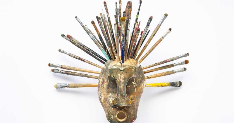 Une grande sculpture de serpent en matériaux recyclés, symbolisant la nature et l'écologie