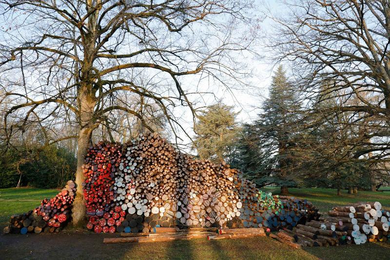 Une sculpture de serpent contemporaine en métal, évoquant la fluidité et la force