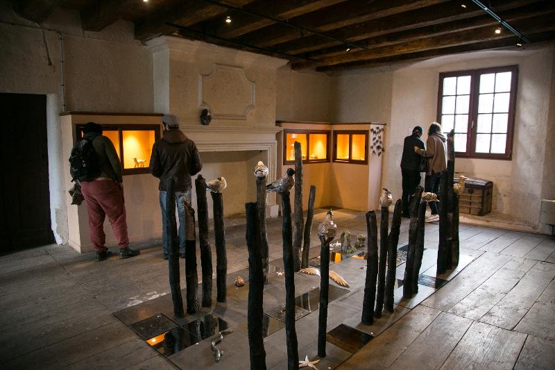 Sculpture ancienne en terre cuite représentant des animaux sauvages de la faune française