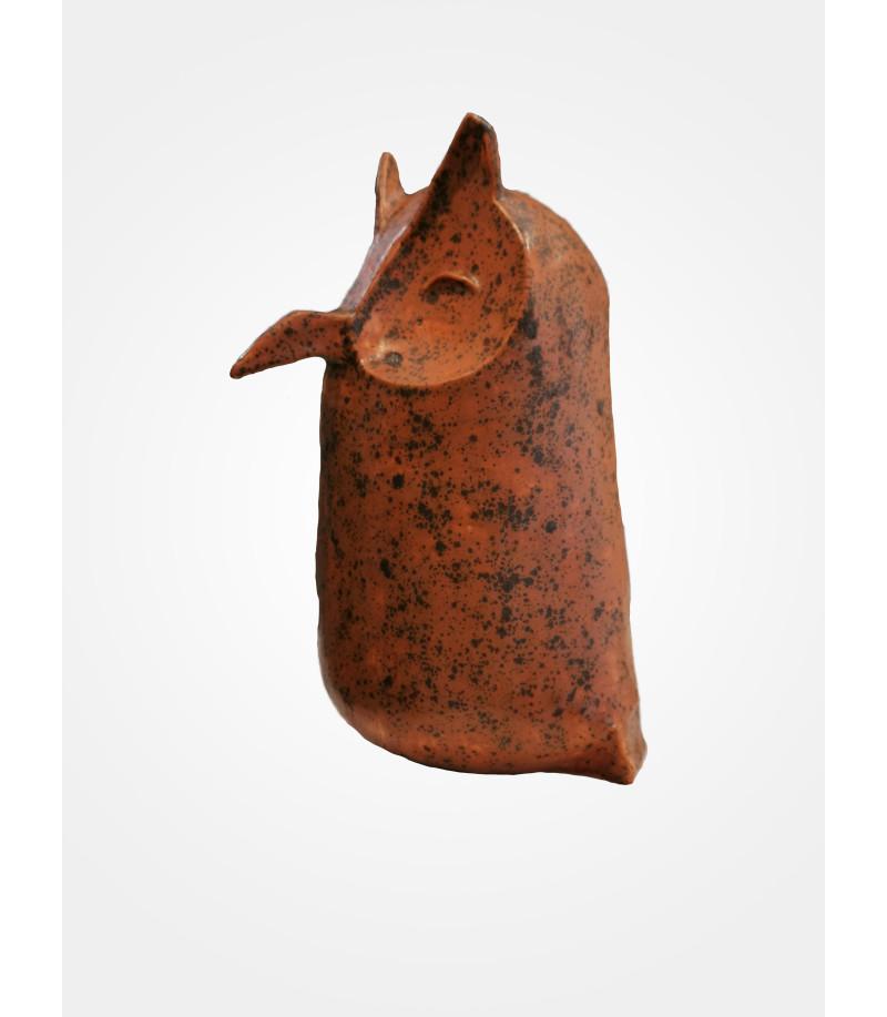 Exposition de sculptures d'animaux en terre cuite dans une galerie parisienne