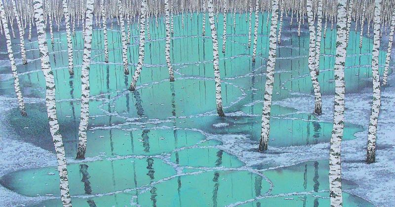 Sculpture monumentale d'un tronc d'arbre dans une forêt, œuvre inspirante d'un artiste français