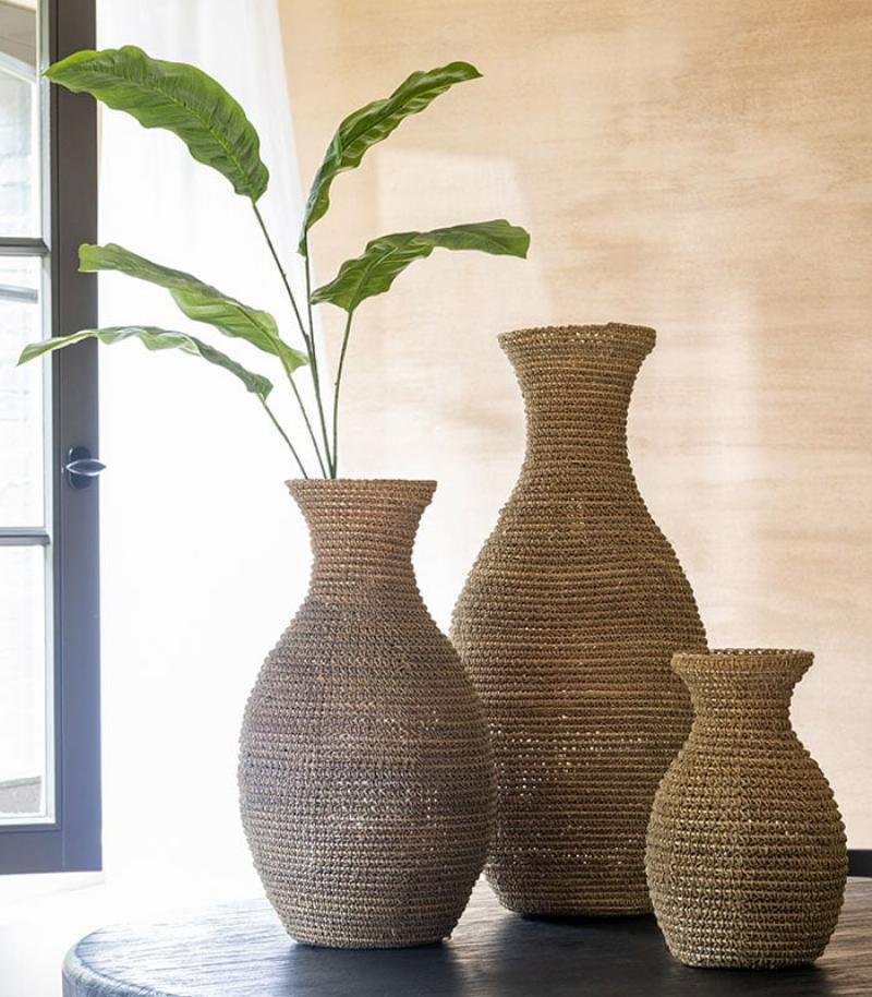 Sculpture vase design en céramique contemporaine, abstrait, avec des textures asymétriques et une palette de couleurs monochrome